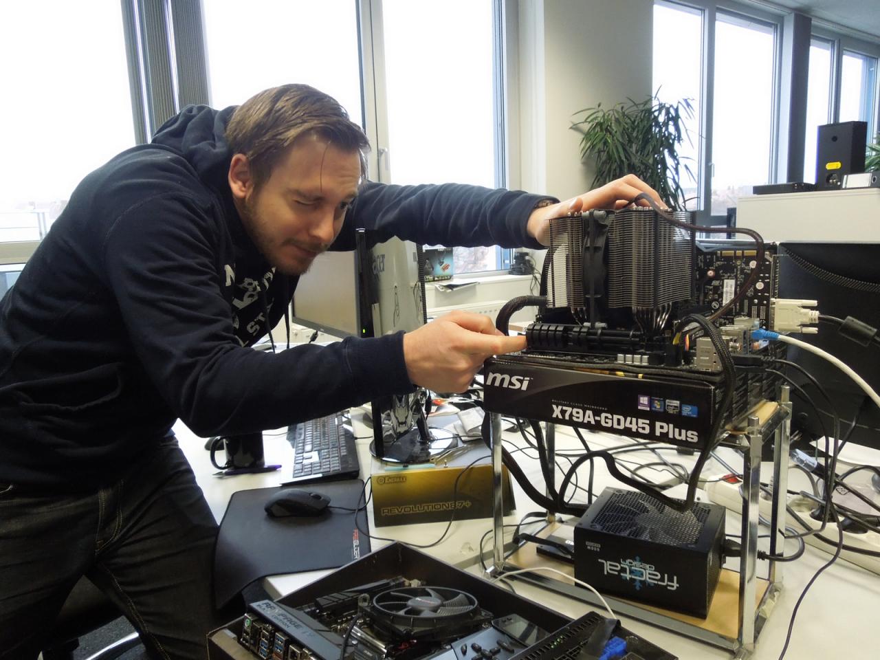 [13/12/2013] 15.12.2013: Es ist schon sonderbar, wie manche Hersteller die Kühlung ihrer Mainboard-Komponenten designen. Und dann ist das Board auch noch so martialisch groß, dass es noch nicht einmal in Toms Testaufbau passt. Wie Herr Loske darüber denkt, brauchen wir ja nicht erwähnen, immerhin liefert ihm der überzogene Zierrat ja die ideale Möglichkeit, seine Meinung dazu in diesem Bild auszudrücken.