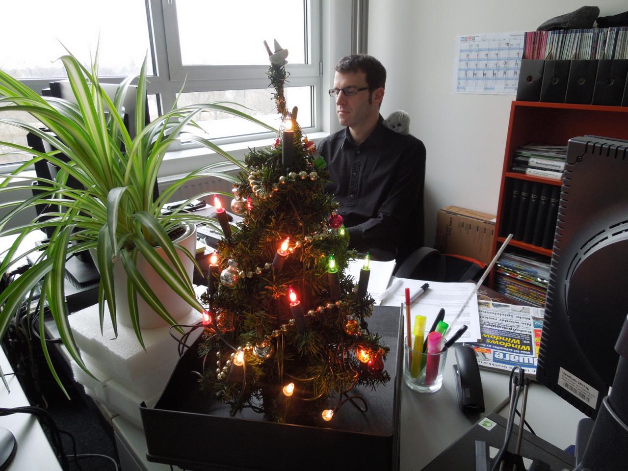 [19/12/2013] Manchmal reichen auch Bilder statt vieler Wort und selbst Chef-Layouter Frank schaut stumm auf unseren kleinen aber feinen Weihnachtsbaum mit Toilettenspitze ;-). In diesem Sinne wünschen wir allen PCGH-Lesern ein frohes Weihnachtsfest und einen guten Rutsch ins neue Jahr 2014!Bleiben Sie uns und dieser Kolumne treu :)