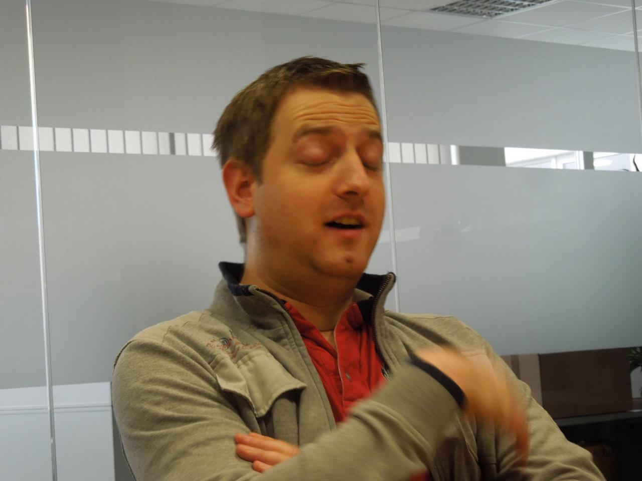 [19/12/2013] Grimassen Teil zwei. Diesmal hat es unseren Südtiroler Exportschreiber erwischt. Obwohl dieses Bild von Steinhart nicht vom Autor dieser Zeilen gemacht wurde, meint er gehört zu haben, dass Herr Staudacher diesen sonderbaren Gesichtsausdruck aufgesetzt hat, als der Rollwagen mit den Burgern endlich in unseren Meeting-Raum (siehe nächstes Bild) gerollt kam. Oder war er etwa wieder kurz vorm Einschlafen.