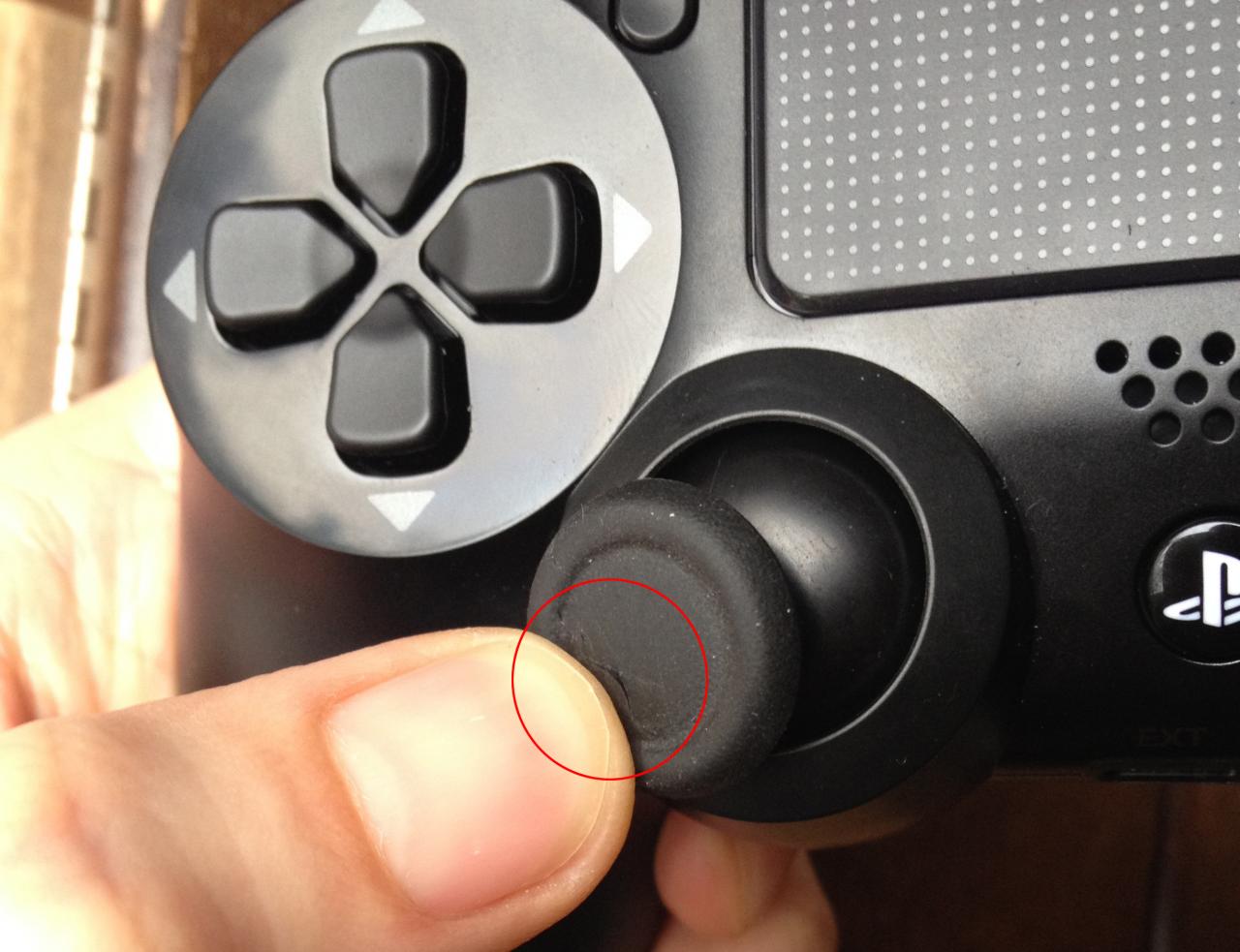 [07/12/2013] Bereits nach einer Woche löste sich das Gummi bei unserem Analogstick, was auch auf eine schlechte Verarbeitung hindeutet.