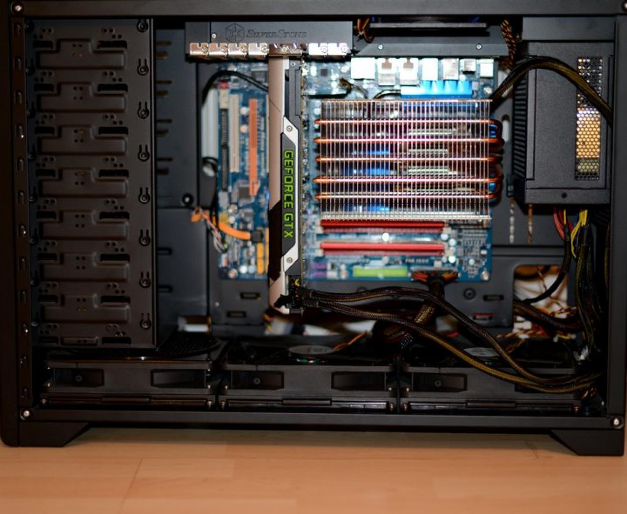 [24/01/2014] Semi-passive CPU-Kühlung wie hier am Beispiel eines Core 2 Duo E8500 (unsichtbar durch den Scythe Orochi).