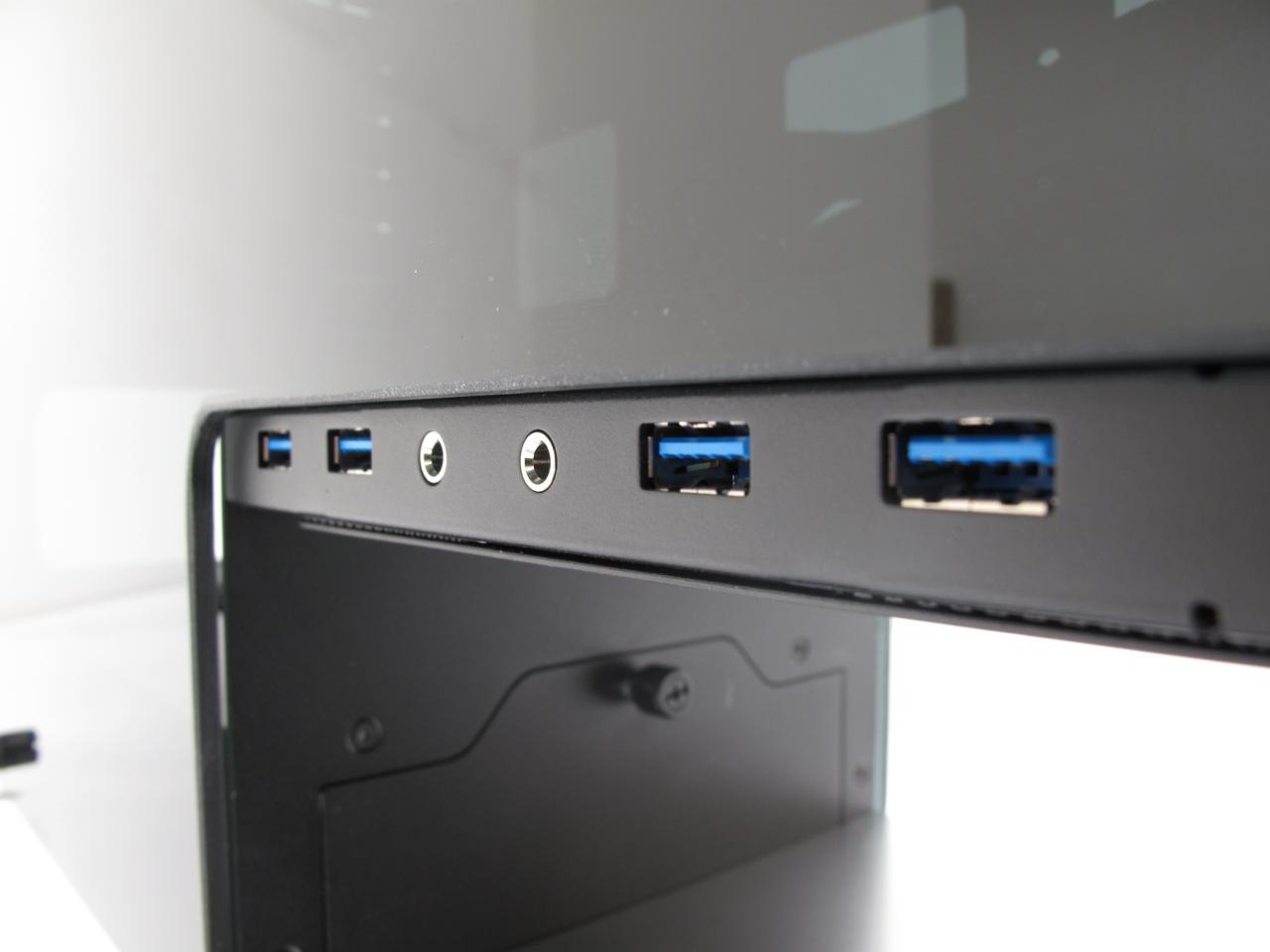 [10/01/2014] Gleich vier USB-3.0-Anschlüsse bietet das Gehäuse. Auch ein Lautsprecherausgang und einen Mikrofoneingang ist vorhanden.