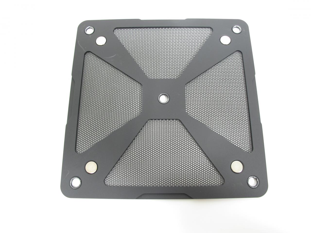 [10/01/2014] Der Staubschutzfilter ist magnetisch. Allerdings ist dieser sehr grobmaschig.