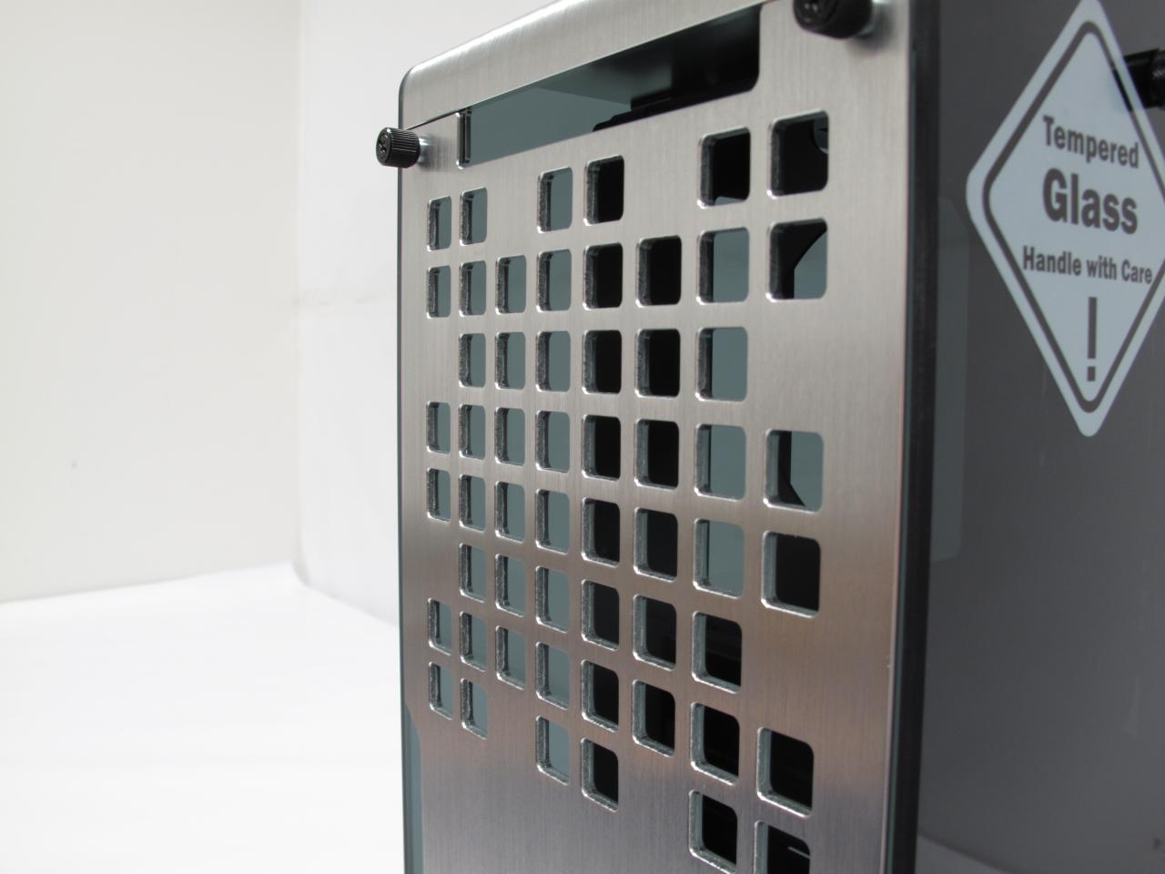 [10/01/2014] Wahlweiße und mit ein wenig Bastelaufwand könnte hier ein 120 mm oder ein 140 mm Radiator befestigt werden.