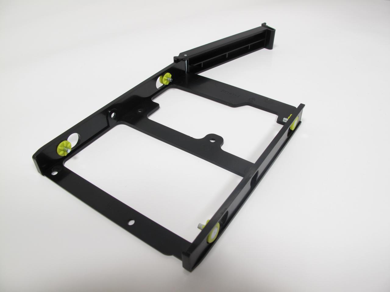 [10/01/2014] Für 3,5-Zoll-Festplatten sind kleine Dämpfer enthalten. Wer 2,5-Zoll-SSDs einsetzen möchte, der muss allerdings zu Schrauben greifen.