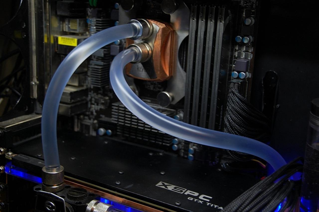 [17/01/2014] Update vom 18.01. mit Wakü-PCs im Schreibtisch (10)