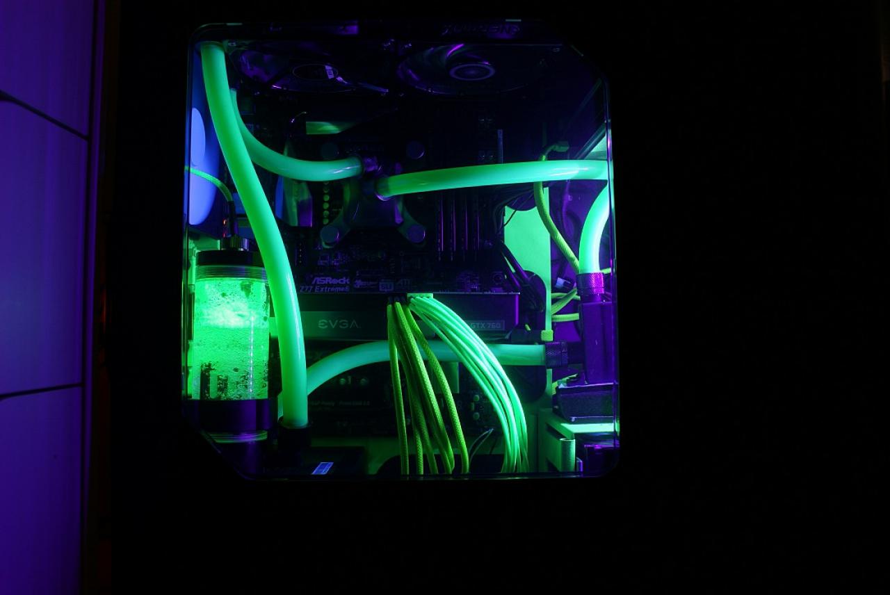 [17/01/2014] Update vom 18.01. mit Wakü-PCs im Schreibtisch (12)