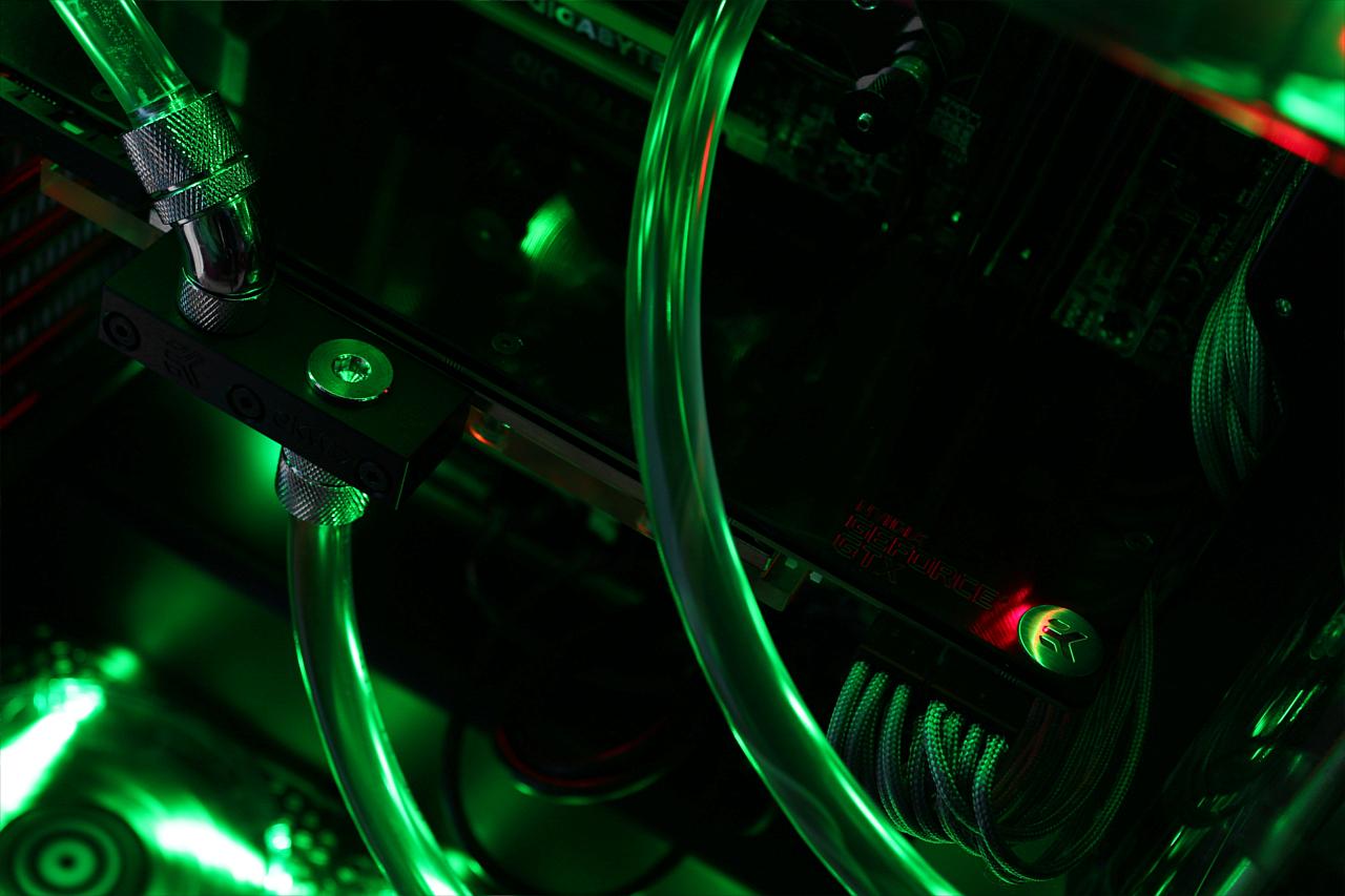 [17/01/2014] Update vom 18.01. mit Wakü-PCs im Schreibtisch (8)