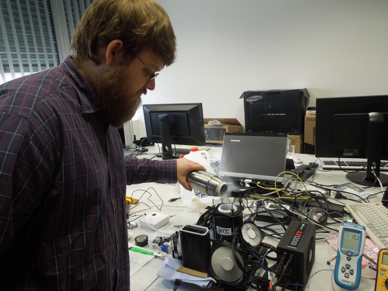 [17/01/2014] 19.1.2014: Wenn man sieht wie professionell unser Doc Overclock Wilke hier den flüssigen Stickstoff in die Kühlvorrichtung schüttet, könnte man glatt denken, dass er einmal Oberkellner in einem Nobelrestaurant war, bevor er bei der PC Games Hardware angeheuert hat. Auf jeden Fall ist unser 