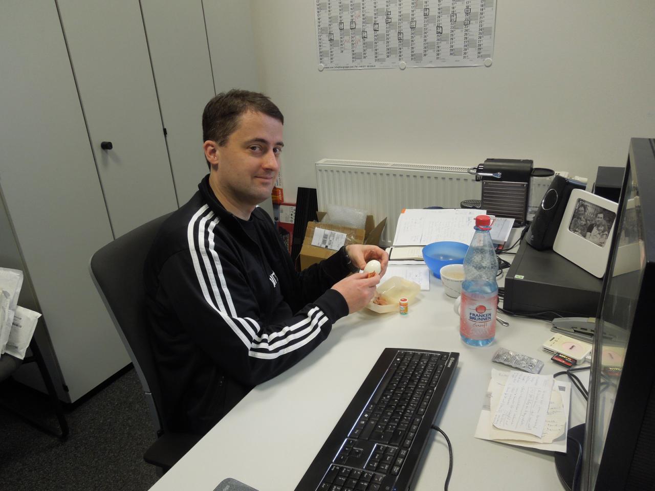 [17/01/2014] Frühstückszeit im Chefbüro und da gönnt sich unser Meister doch glatt mal ein leckeres Ei. Ob Thilo allerdings Bio-Eier bevorzugt oder doch nur mit einem Produkt aus der Massentierhaltung Vorlieb nimmt, das wissen wir nicht. Da unser Chef aber auch ansonsten gesund lebt könnten wir uns gut vorstellen, dass zur Familie Bayer auch ein glückliches Huhn gehört. Thilos Nachwuchs würde das bestimmt sehr freuen.