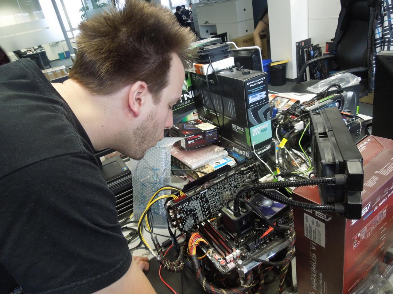 [24/01/2014] Unser Raff ist aber auch ein ausgefuchstes Kerlchen. Wenn der Kühler der Grafikkarte versagt und die GPU droht zu heiß zu werden, sorgt der Grafik-Guru eben für humanoide Kühlung. In der Praxis heißt das Blasen, äh Pusten und wie Sie sehen hat Herr Vötter als Nichtraucher auch einen ganz langen Atem. Die Frage ist nur, wie lang dieses menschliche Kühlverfahren hilft, bis die Karte dann doch 