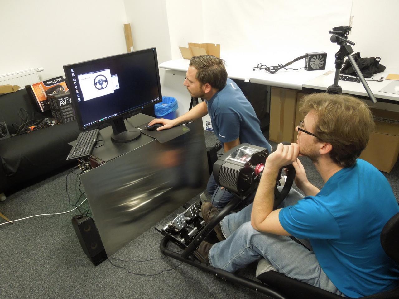 [24/01/2014] Virtuelle Rennfahrer unter sich. Kaum ist am Abgabetag die Pre-Alpha von Project Cars in der Redaktion eingetroffen, machen die Herren Loske und Reuther die Fanatec-Clubsport-Rennperipherie wieder startklar. Um ehrlich zu sein war die edle Lenkhilfe vor Beginn des Video-Drehs nicht startklar. Ein reparabler Defekt an der Achse der Lenkeinheit verhinderte, dass der Spieleonkel aus der PCGH-Boxengasse berichten konnte.