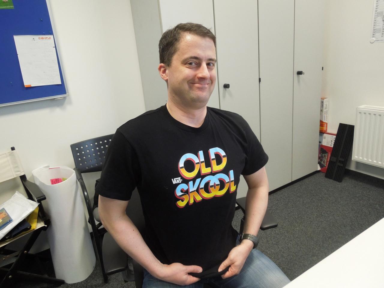 [24/01/2014] Mit diesem T-Shirt demonstriert Cheffe stolz, dass er noch ein Meister von der alten Schule ist. Und sollten jetzt auch alle Anglisten unter Ihnen meckern dass der Hersteller von Thilos Shirt den Lektoratsschritt bei der Produktion übersprungen hat, glauben wir, dass hier alles in Ordnung ist. Eine an die Phonetik angepasste Schreibweise wird wohl nicht nur auf Thilos T-Shirt sondern auch sehr häufig in Foren zu sehen sein.