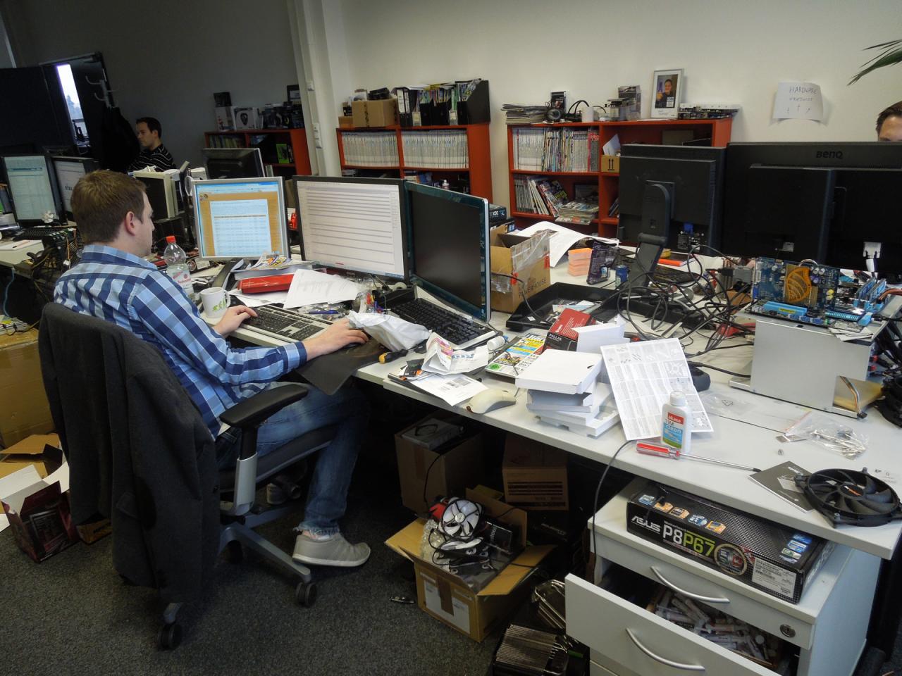 [24/01/2014] Steinharts Schreibtisch sieht mal wieder aus als hätte eine Bombe in einem Hardware-Lager eingeschlagen. Zur Entschuldigung des Tiroler Importschreibers muss aber gesagt werden, dass der Spieleonkel ihn, wie Sie auch an seiner angestrengten Schreibhaltung sehen können, am Ende des Abgabetages abgelichtet hat. Darüber hinaus kämpft auch er um die rote Laterne, da sei ihm die Unordnung verziehen.