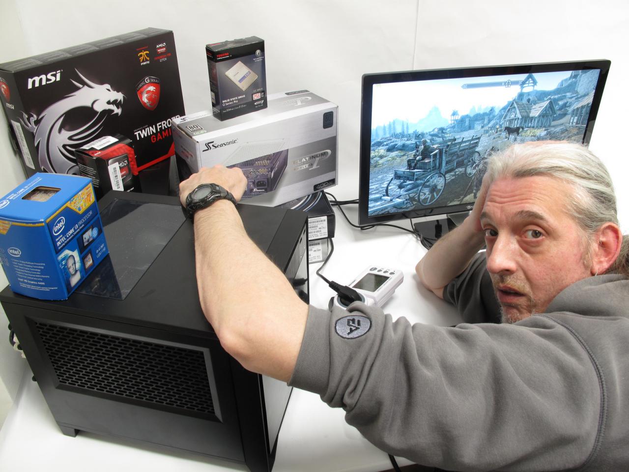 [24/01/2014] 26.1.2014: Auch wenn es so wirkt als hätte des Spieleonkels Foto-Assistent Dominik ihn gerade beim Schläfchen erwischt, trügt der Schein. Herr Stöwer hat grad die letzten Messungen mit seinen stromsparenden Spiele-PCs durchgeführt, nun fehlen der grauen Eminenz gänzlich der Saft und die Kraft. Und während die Rechenknechte ihren Saft aus der Steckdose bekommen, muss sich Herr Stöwer ein wenig die Ruhe tun um wieder aufzutanken.