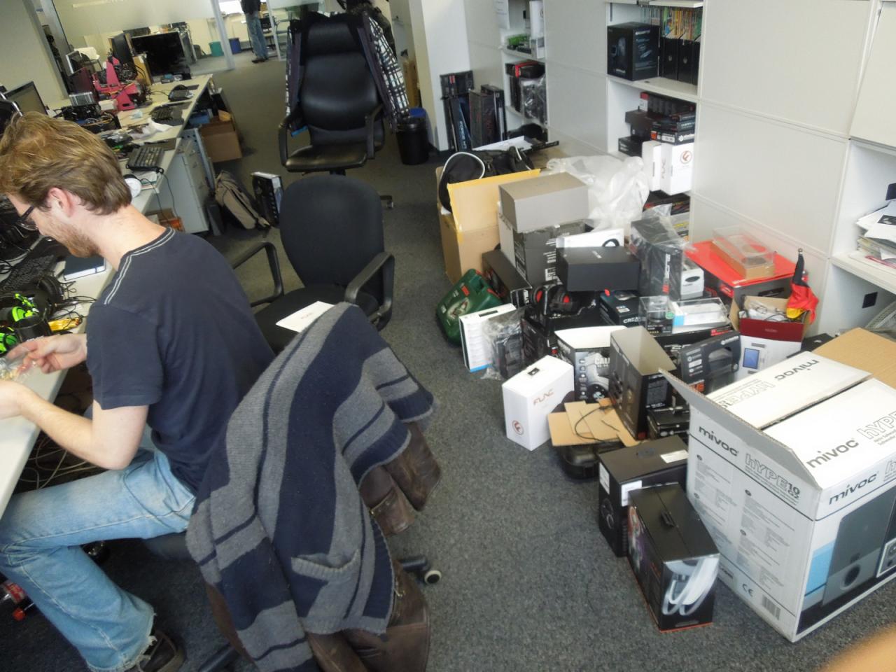[31/01/2014] In der Einleitung zur PCGH Wochenshow in Bildern wurde ja bereits erwähnt, dass einige Redakteure die Aufräumphase nach der Produktion verpasst haben. Wie in der rechten Bildhälfte zu sehen ist, gehört auch unser Audio-Phil zu dieser Gruppe. Ok, Soundsysteme nehmen schon einen gewissen Platz weg aber der Volo mit dem guten Gehörhang hat auch gleich noch sein Bastelwerkzeug und seine Headsets hinter sich geparkt.