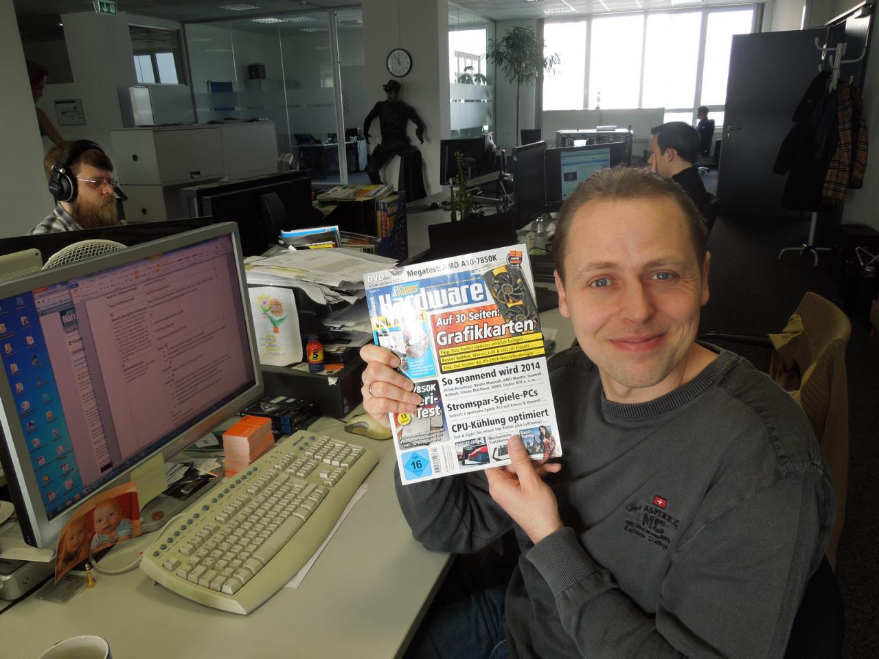 [31/01/2014] Da ist die rechte und die linke Hand des Meisters aber stolz wie Oskar, denn unter der (meist) wohl organisierten Hand von Don Marco Alberto ist wieder eine ganz tolle PCGH-Ausgabe entstanden, die Sie ab dem 5.2.2014 bei Zeitschriftenhändler ihres Vertrauens erwerben können. Und da das Heft wieder sehr informativ geworden ist, darf sich unser Großorganisator Marco auch mal richtig freuen.