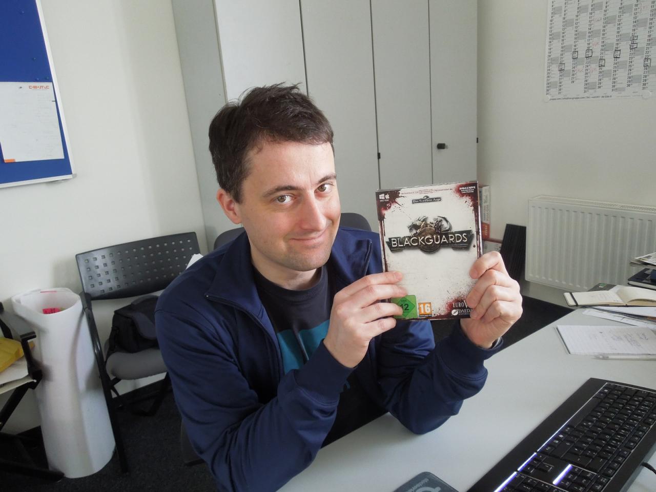 [31/01/2014] Das freut den Strategie-Chef und Hexfeld-Meister Thilo, dass der Nachschub an rundenbasierten Strategiespielen so schnell nicht abreißt. Thilos aktueller Favorit ist Blackguards, ein Titel, von dem er schon viel gehört hat, den er, wie er zugibt, aber erst noch auf dem heimischen Rechner installieren muss. Was seine Familie wohl dazu sagt wenn Papi wieder für Stunden am PC sitzt und über den nächsten Zug auf dem Hex-Spielfeld grübelt?