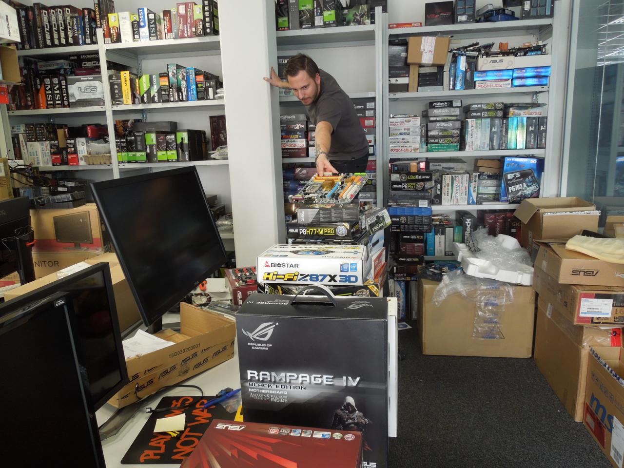 [31/01/2014] Gehäuse-Tetris hatten wir ja schon, diesmal demonstriert Clubberer Loske, dass dies auch mit Hauptplatinen geht. Anders als der Audio-Phil hat er die Aufräumphase in der ersten Produktionswoche genutzt, um das Erbe des Kollegen Möllendorf zu verwalten und vor allem dort mal wieder Ordnung reinzubringen. Wir sagen vorbildlich, vorbildlich der Herr.