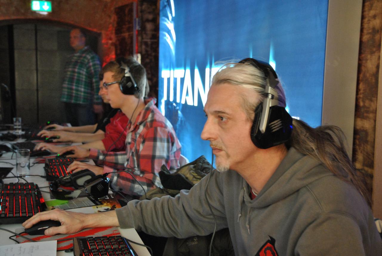 [12/02/2014] Angespielt mit Technik-Fokus. Spieleonkel Frank Stöwer legte gestern bei einem EA-Event in München vorab schon einmal Hand an die Beta-Version von Titanfall