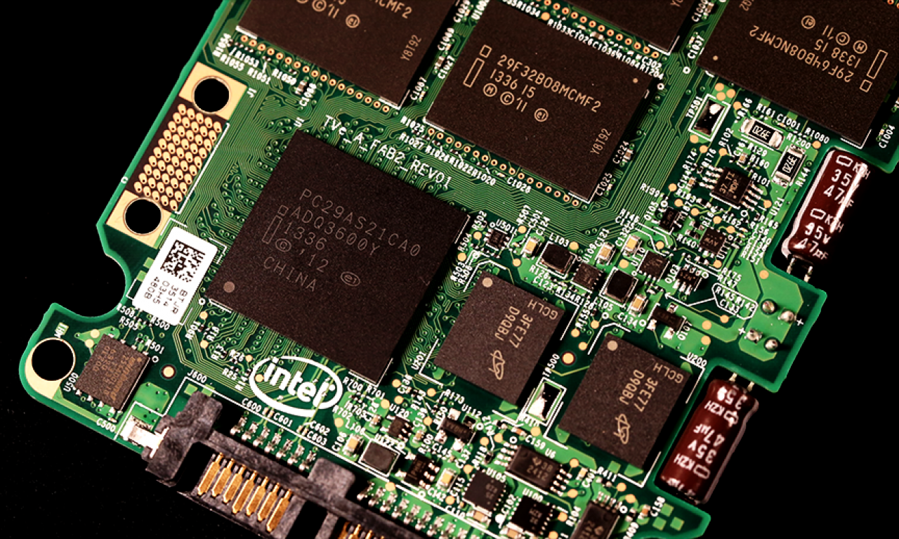 [28/02/2014] Intel SSD 730: PCB mit PS29AS21CA-Controller