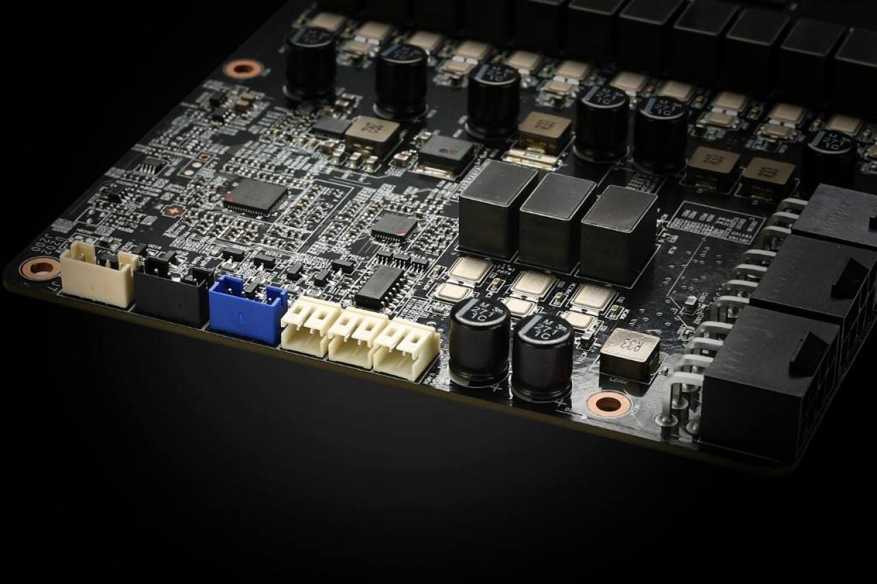 [25/02/2014] Radeon R9 290X Lightning in den Startlöchern: MSI zeigt neue Bilder auf Facebook (1)