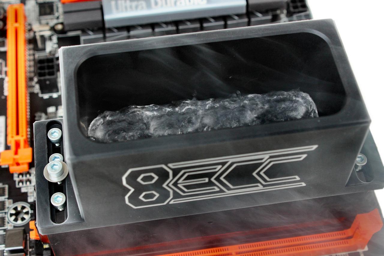 [25/02/2014] 8ECC Cryoclamp: RAM-Kühler für Extremübertakter - vorgestellt in frostigen Bildern (3)