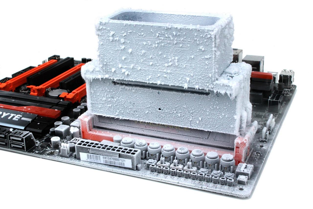 [25/02/2014] 8ECC Cryoclamp: RAM-Kühler für Extremübertakter - vorgestellt in frostigen Bildern (6)