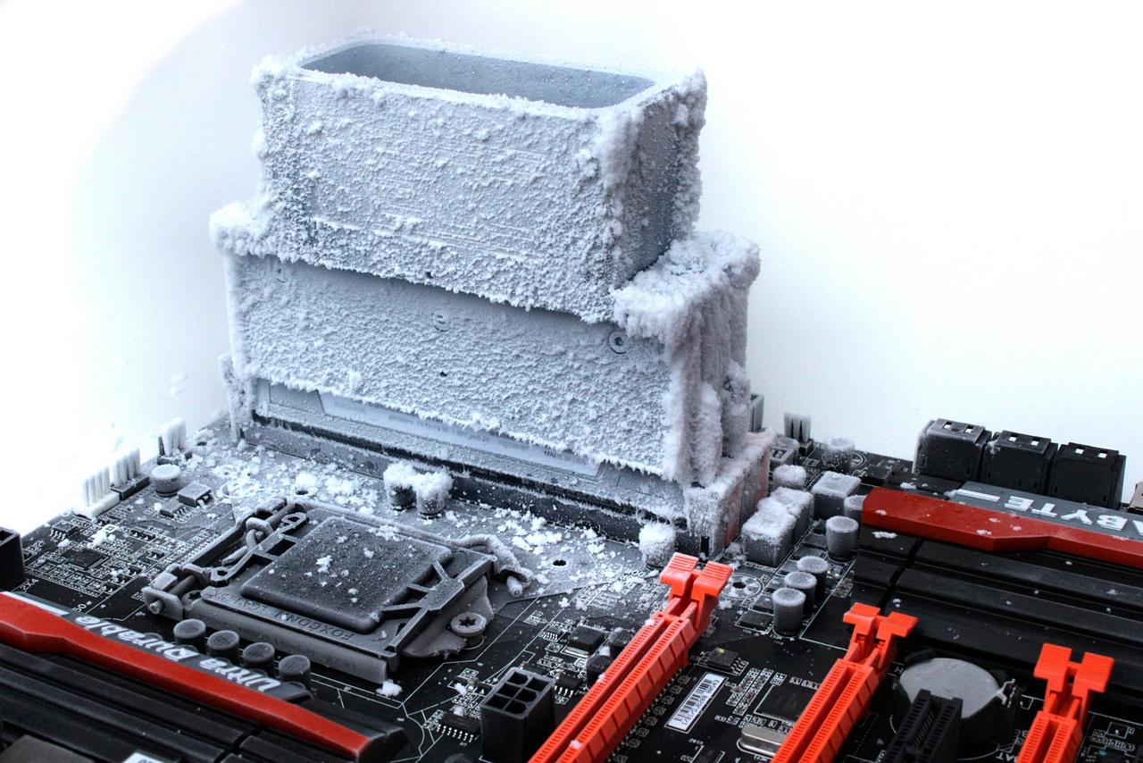 [25/02/2014] 8ECC Cryoclamp: RAM-Kühler für Extremübertakter - vorgestellt in frostigen Bildern (7)