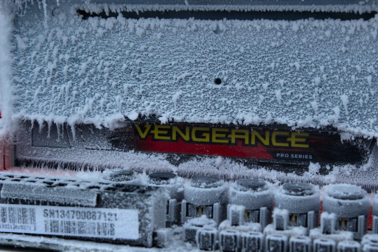 [25/02/2014] 8ECC Cryoclamp: RAM-Kühler für Extremübertakter - vorgestellt in frostigen Bildern (8)