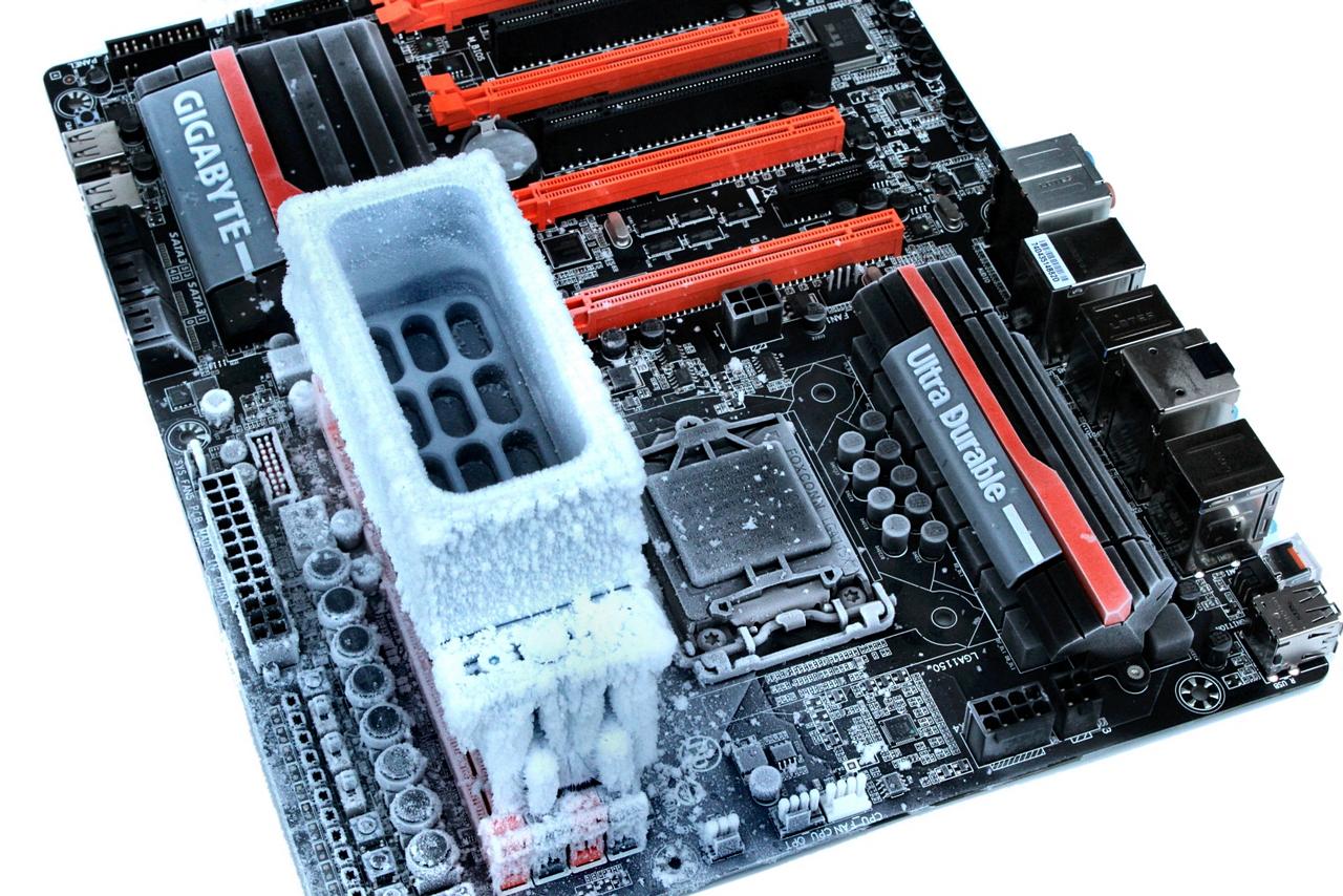 [25/02/2014] 8ECC Cryoclamp: RAM-Kühler für Extremübertakter - vorgestellt in frostigen Bildern (12)