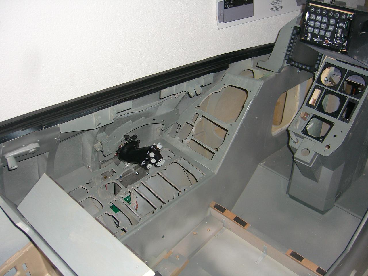 [07/02/2014] Selbst gebautes Jetcockpit im Wohnzimmer: PCGHX-Mitglied kuhprah im Community-Porträt (11)