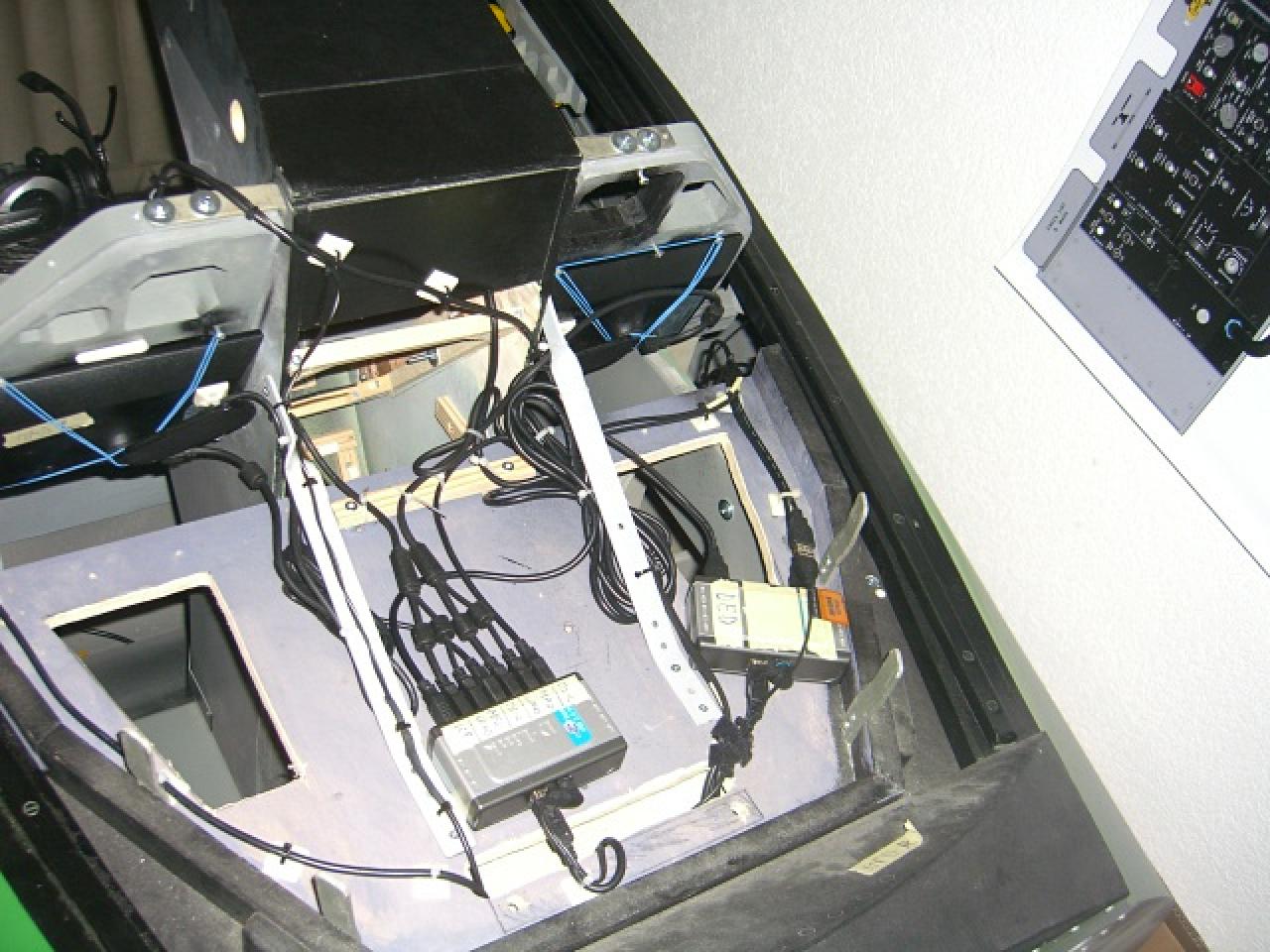 [07/02/2014] Selbst gebautes Jetcockpit im Wohnzimmer: PCGHX-Mitglied kuhprah im Community-Porträt (13)