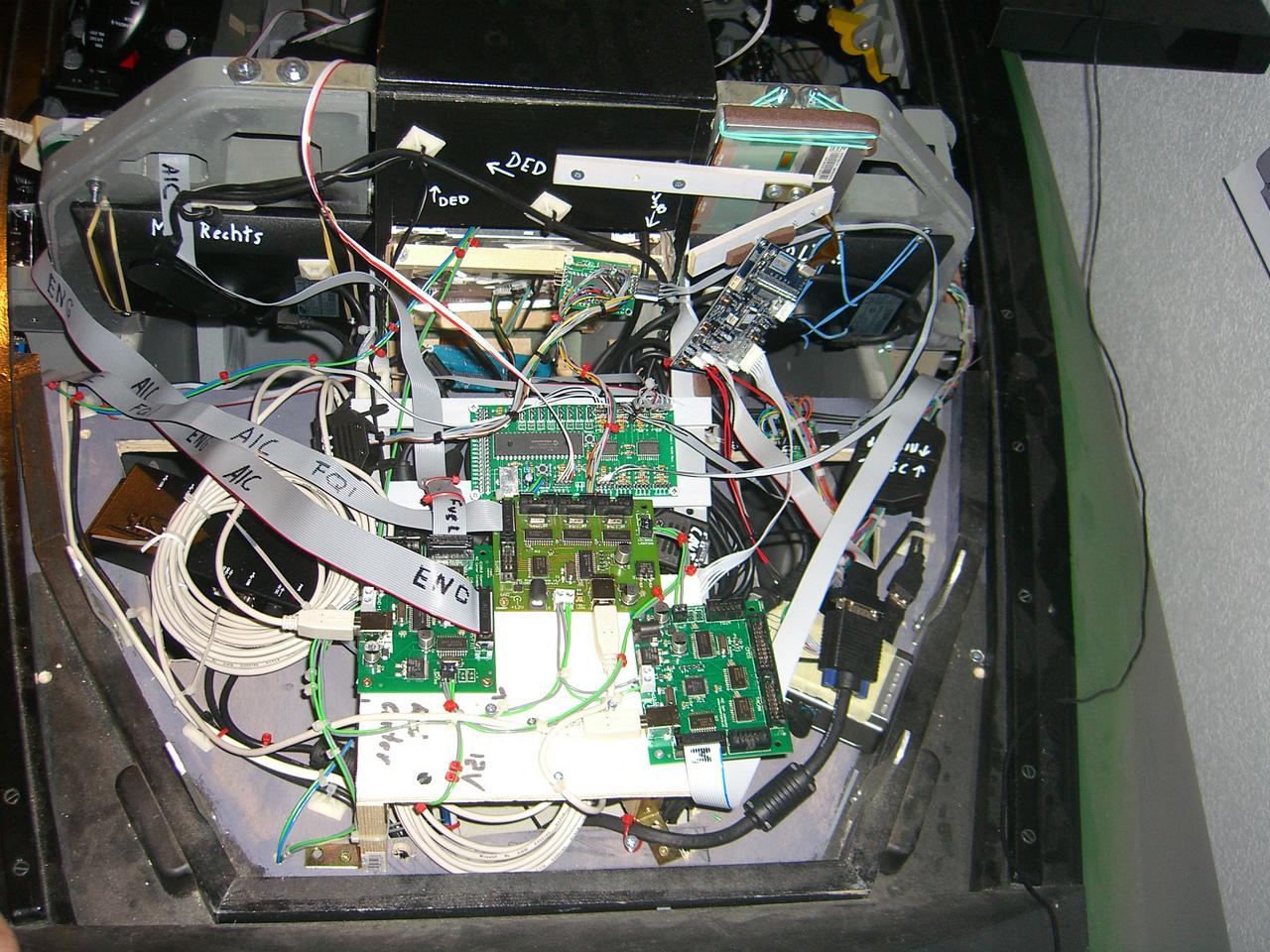 [07/02/2014] Selbst gebautes Jetcockpit im Wohnzimmer: PCGHX-Mitglied kuhprah im Community-Porträt (26)