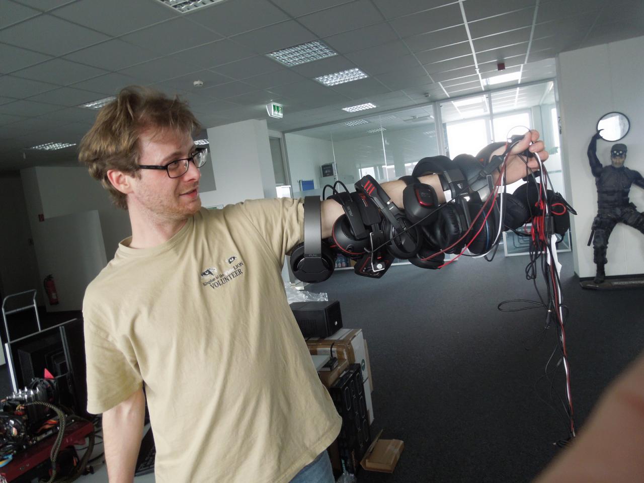 [07/02/2014] Obwohl ihn die Geräte in der vergangenen Woche einiges an Arbeit und Ärger bereitet haben, konnten wir den Audio-Phil dazu überreden für uns als Mann mit den Headset-Arm zu posieren. Und wer weiß, vielleicht entwickelt sich diese ganz spezielle Art des Transports ja noch als eine brauchbare Alternative zum gewöhnlichen Muskelaufbau durch Hanteltraining. Wir werden Herrn Reuthers Armmuskulatur einmal im Auge behalten.