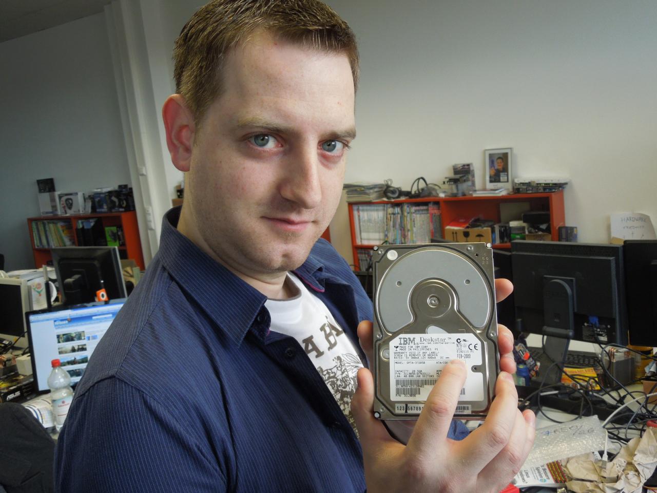 [07/02/2014] Falls Sie es nicht auf den ersten Blick erkennen. Diese Festplatte, die unser Steinhart in seiner Hand hält, wurde im Februar 2000 gefertigt. Tja, bei manchen Testmustern dauert es halt ewig bis sie in der Redaktion eintreffen - das könnten zumindest böse Zungen jetzt behaupten. In Wahrheit ist diese HDD allerdings einer der antiken Massenspeicher, die unser Import-Schreiber in einem Artikel gegen eine moderne SSD antreten lässt.