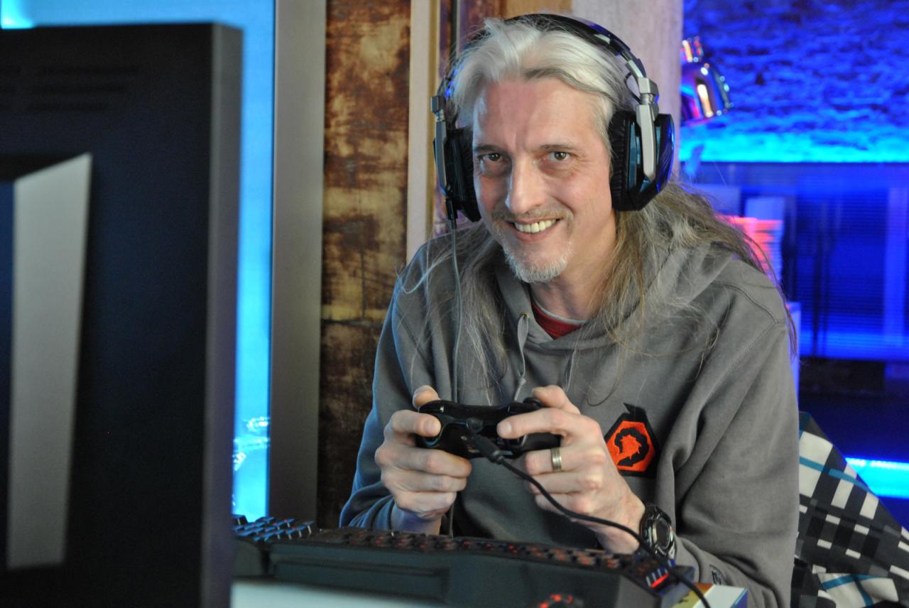 [14/02/2014] Wie man sieht, hat unser Spieleonkel im Außendienst bei EA in München viel Spaß. Und da ihm bevorzugt die Kollegen Spille und Vötter immer wieder vorwerfen, er wäre doch ein heimlicher Konsolero und spiele Shooter immer nur mit dem Gamepad, hat er dieses Foto als Anspielung auf die Lästereien für die beiden Herren gestellt. Ja, ja, wer den Schaden hat, sorgt manchmal auch für den Spott...oder wie war das mit dem Sprichwort ;-).