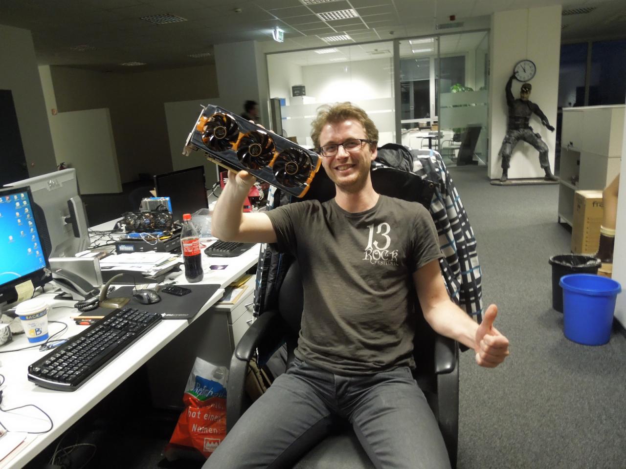 [14/02/2014] Unser Volo mit dem audiophilen Gehörgang will hier nicht etwa stolz zeigen, dass er auch ein kräftiges Kerlchen ist, das eine R9 290X mal locker mit einer Hand stemmen und bei Bedarf auch weit werfen kann. Er präsentiert hier die vom Meister der Kantenglättung höchstpersönlich empfohlene Sapphire R9 290X Tri-X, die er sich gegönnt hat. Ja, ja, wie Sie sehen verdienen schon die Volos bei uns gutes Geld - könnte man meinen ...