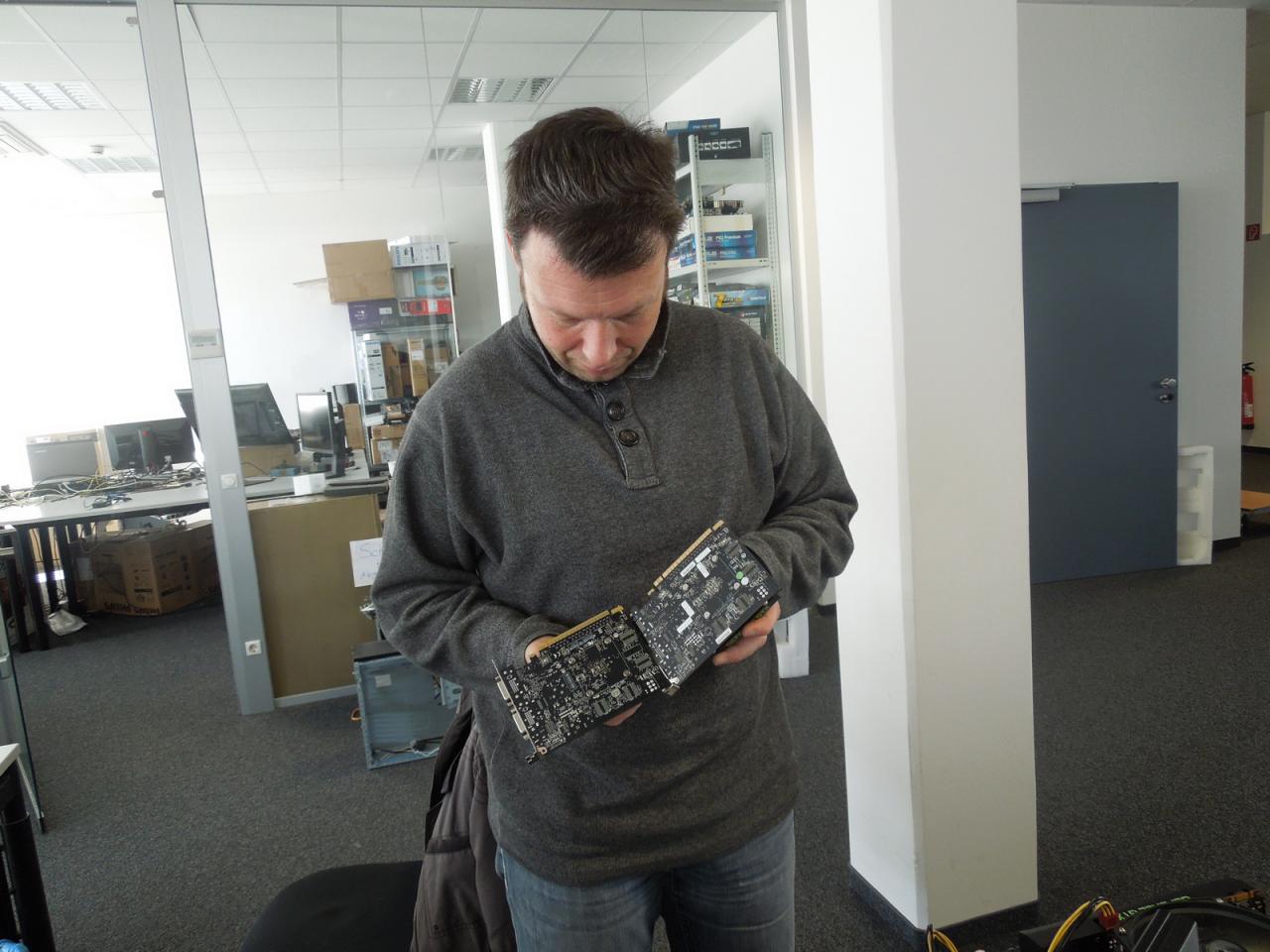 [14/02/2014] Und schon wieder geht es eher um kleine Geräte, in diesem Falls um zwei kleine neue Grafikkarten, die Herr Doktor Spille erst einmal ganz genau begutachtet, bevor er sie in sein Testsystem steckt. Und damit Sie noch einmal ein wenig raten können, um welche Grafikkarte es sich denn handelt, hat er diese absichtlich umgedreht. Zur Info: ein pixelgenauer Zoom wird Ihnen bei des Rätsels Lösung leider nicht helfen ;-).
