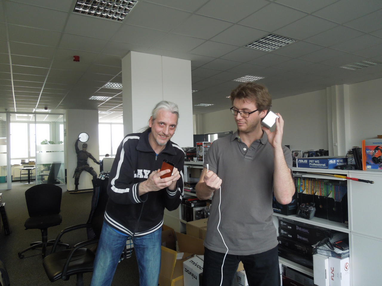 [21/02/2014] Das Thema Smartphone sorgt bei den auch außerhalb der Redaktion des Öfteren das Nürnberger Nachtleben unsicher machenden Kumpeln Spieleonkel und Mentalist für hitzige Diskussionen. Den Test einer Box mit Bluetooth-Verbindung nutzt der Redaktions-Dino ganz geschickt, um dem audiophilen Kollegen klarzumachen, dass man mit einem guten Smartphone gar kein Kabel mehr für die Mini-Box braucht. Ob's hilft?