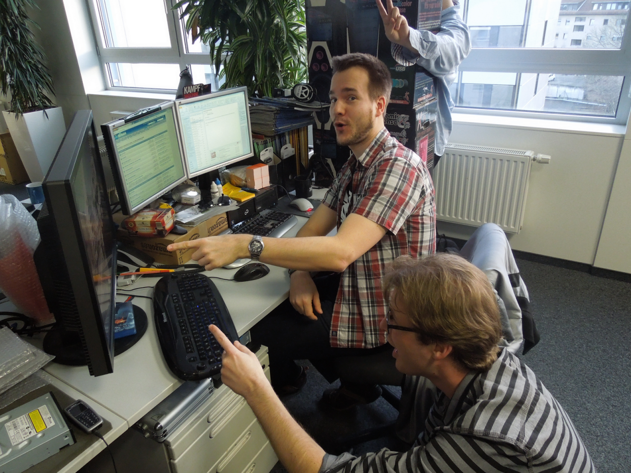 [28/02/2014] Warum schauen diese beiden Herren denn so verzückt auf den Monitor vor ihnen? Entweder flimmert gerade eine ganz heiße Polygonschönheit über den Flachbildschirm oder Raff zeigt dem ebenfalls sehr angetanen PCGH-Mentalisten Phil, was sein schwarzer Titan so alles kann - 4K-Auflösung, SGSSAA, Downsampling sowie alle möglichen Bildverbesserungen inklusive.