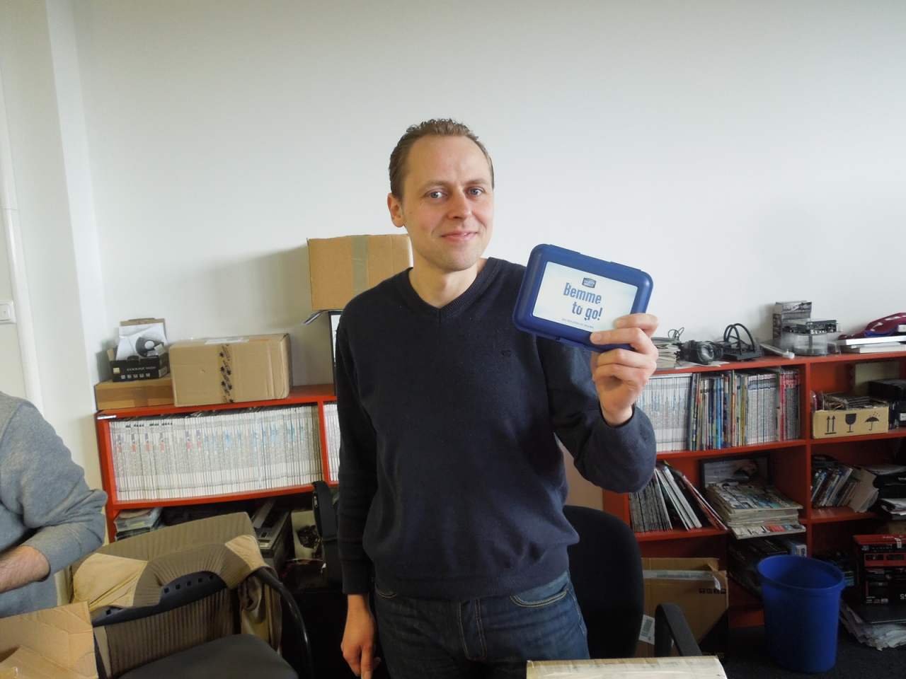 [28/02/2014] Wissen Sie, was eine Bemme ist? Zumindest besitzt unser Orga-Künster Don Alberto dieses exklusive Behältnis, um Sachen damit auf die Arbeit oder sonst wohin transportieren zu können. Einen weiteren Hinweis wollen wir Ihnen noch geben. 