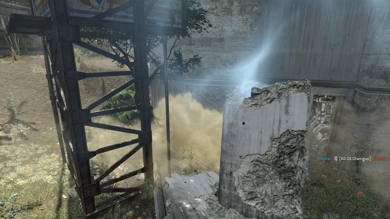 [14/02/2014] Titanfall Beta - Die Raucheffekte sind bestenfalls durchschnittlich. Die Texturen rechts im Bild sind ein positiveres Beispiel. Rechts im Bild liegt ein Blumenstrauß (?).