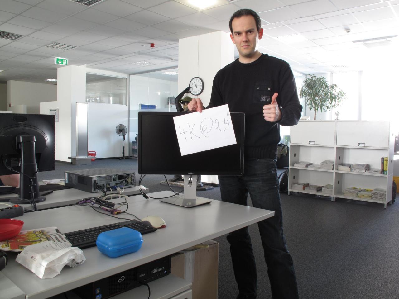 [07/03/2014] Herr Waadt steht stolz vor seinem neuen Lieblingskind von Monitor. Das Gerät bietet die sagenhafte 4k-Auflösung auf einer Diagonale von 24 Zoll. Diese Information haben wir dem offiziellen Datenblatt des Monitors übernommen, das Daniel gerade in die Kamera hält.