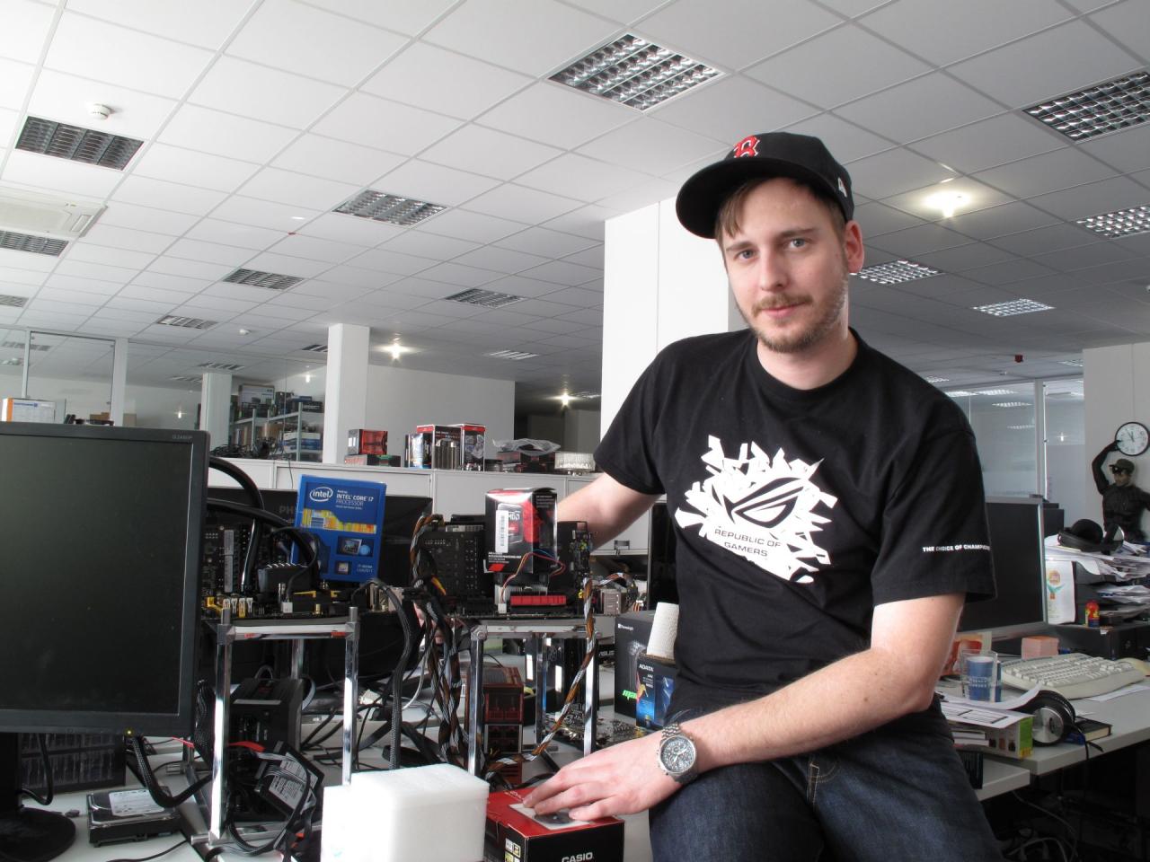 [07/03/2014] Herr Loske lässt in der kommenden Ausgabe zwei High-End-Systeme im Auto-OC gegeneinander antreten. Die innige, liebevolle Umarmung deutet schon an, dass er eines der beiden System wesentlich lieber mag.