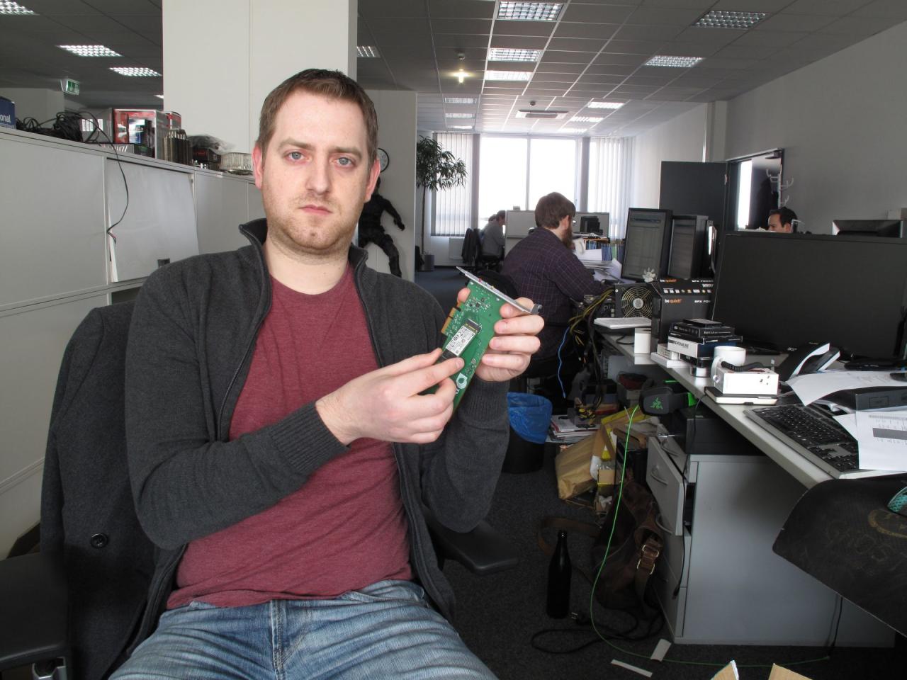 [07/03/2014] Reinhard schreibt für die nächste Ausgabe einen Artikel über den M.2-Anschluss für SSDs. Als SSD-Fachredakteur sollte man deshalb auch wissen, wie man eine solche SSD einstöpselt, weshalb er einige Probeläufe durchführte. Dem Gesichtsausdruck nach zu urteilen war er wohl nicht so erfolgreich.