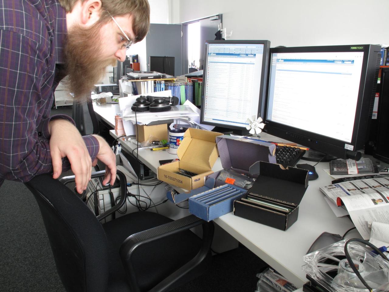 [07/03/2014] 9.3.2014: Stefan betätigte sich diese Woche als Archäologe. Er steht fasziniert vor einem Set uralter RAM-Module, welche beim Ausmisten des Lagers gefunden wurden. Eine Entdeckung, welche laut seiner Aussage in ihrer Wichtigkeit nur noch von alten babylonischen Steintafeln übertroffen wird.