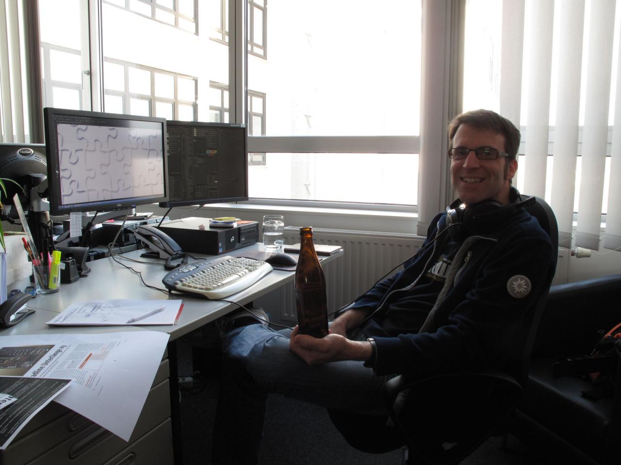 [07/03/2014] Unser Layouter Frank lässt es sich hier nicht etwa mit einer Flasche Bier gut gehen: Nein, was er hier betreibt, ist harte Arbeit. Wir beobachten ihn nämlich beim Austüfteln einer Aufmacher-Idee, welche Sie in der nächsten Ausgabe bestaunen dürfen.