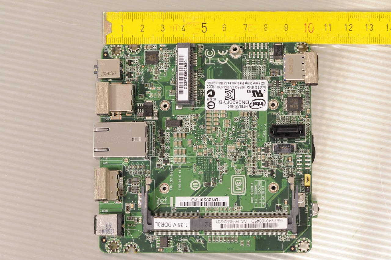 [06/03/2014] Intel NUC DN2820FYKH Celeron N2820 Silvermont 04