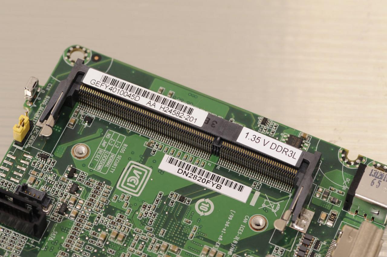 [06/03/2014] Intel NUC DN2820FYKH Celeron N2820 Silvermont 10